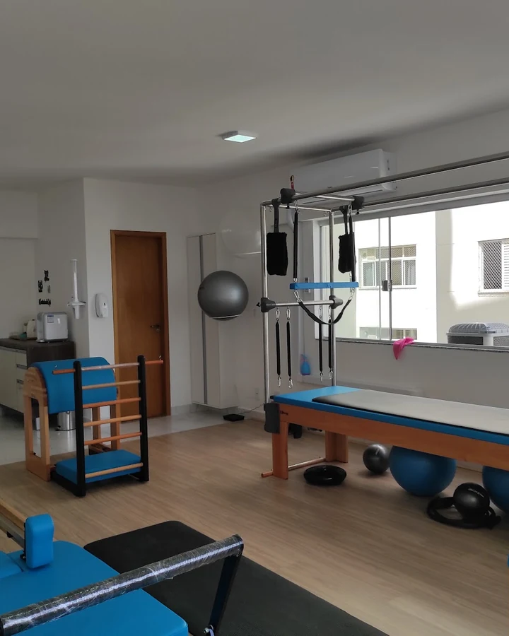 Sala com Cadillac, reformers e bola de pilates