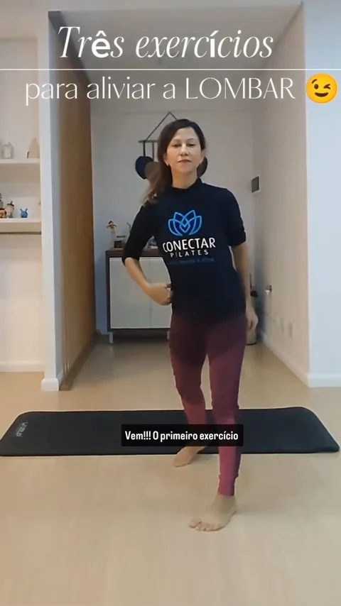 Karina em pé no estúdio, com o texto três exercícios para aliviar a lombar