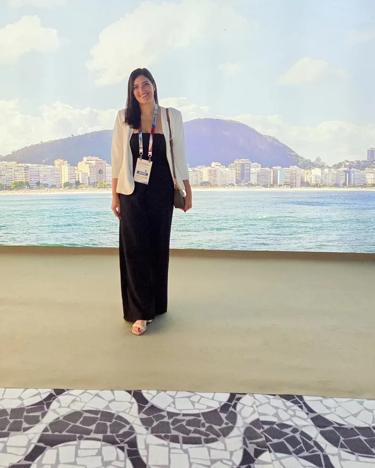 Dra. Ana Vieira com crachá no International Orthodontic Congress, no Rio de Janeiro
