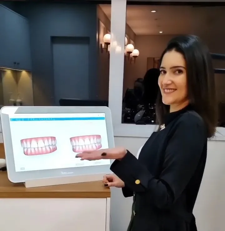 Dra. Ana Vieira mostrando na tela do scanner a simulação 3D do resultado final dos dentes
