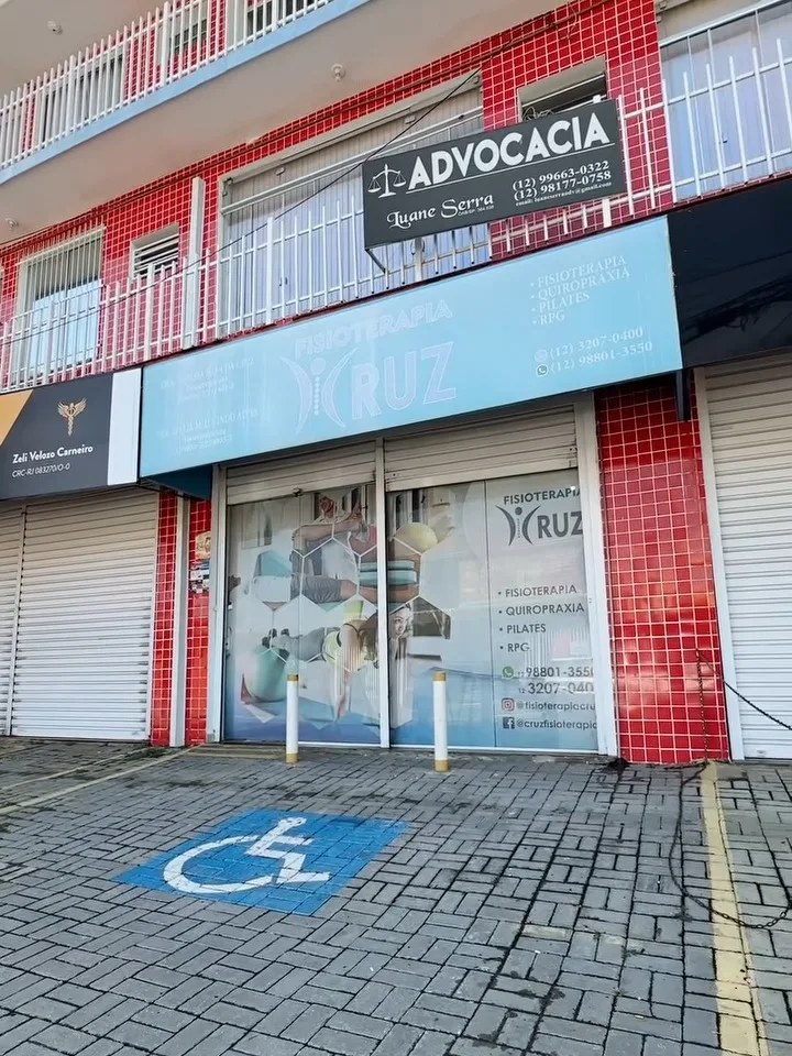 Fachada da Fisioterapia Cruz, com a placa azul da clínica no térreo