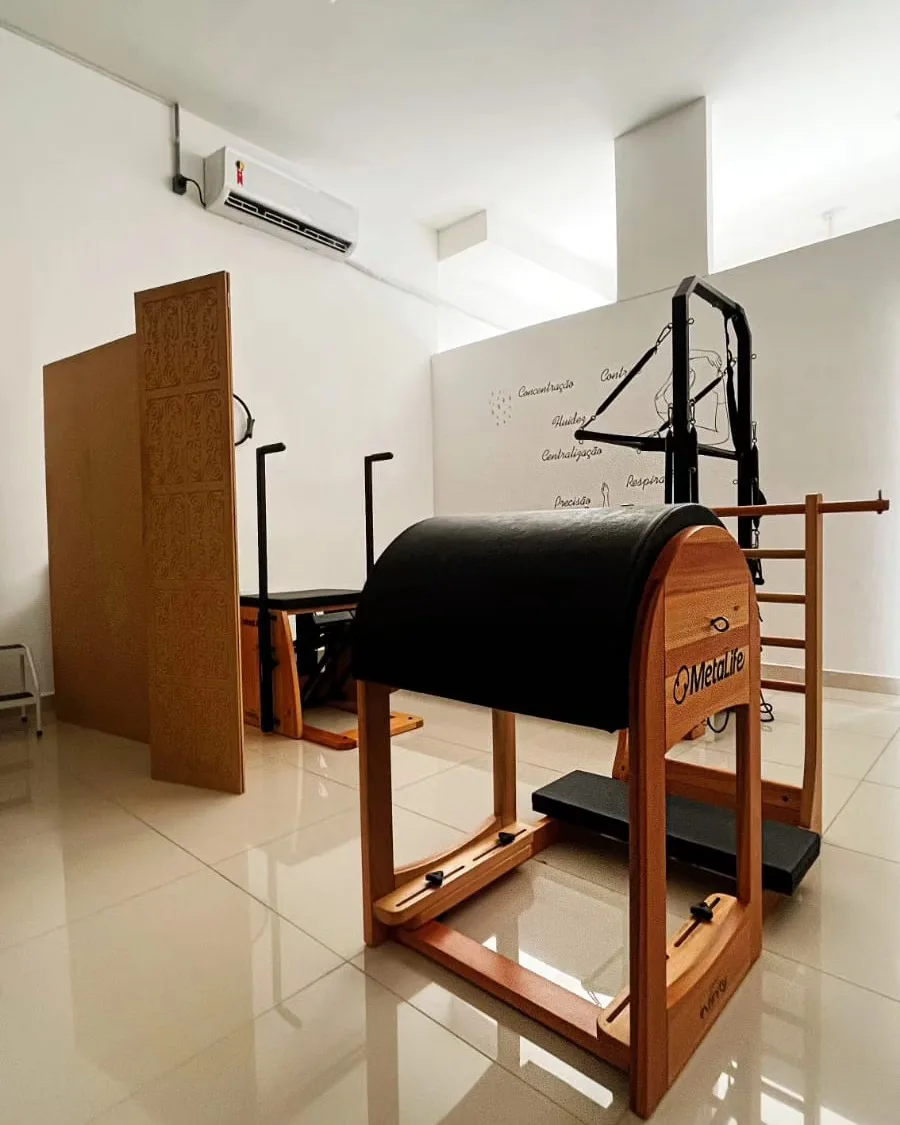 Estúdio de pilates com ladder barrel, cadillac e espaldar