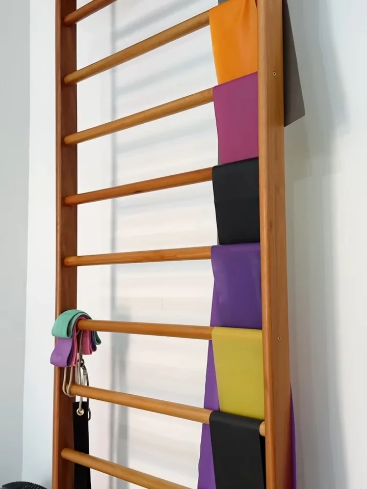 Espaldar de madeira com colchonetes coloridos na sala de atendimento