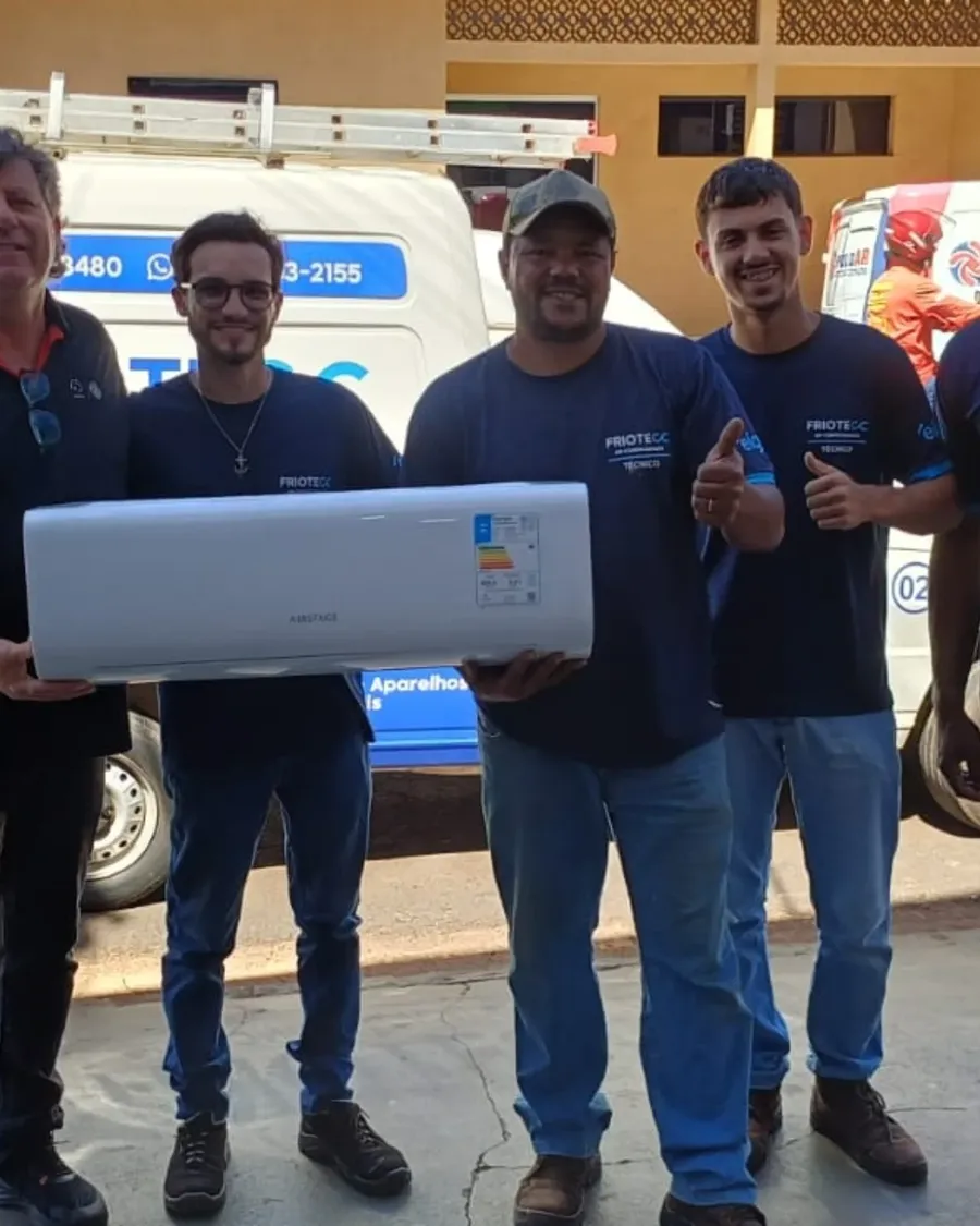 Equipe da Friotecc com um aparelho novo