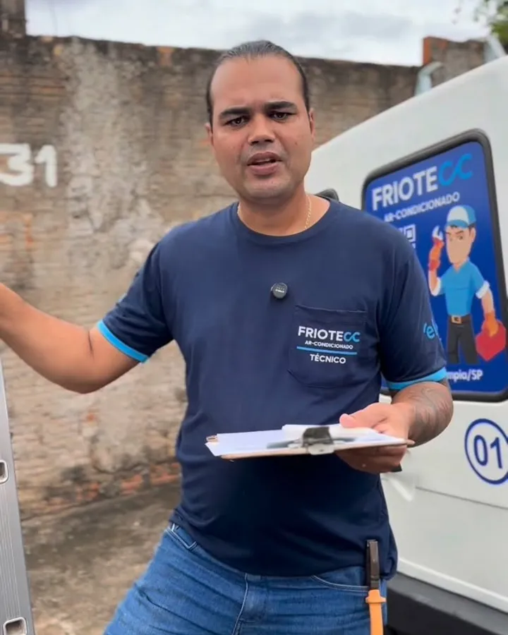 Técnico com prancheta durante vistoria dos aparelhos