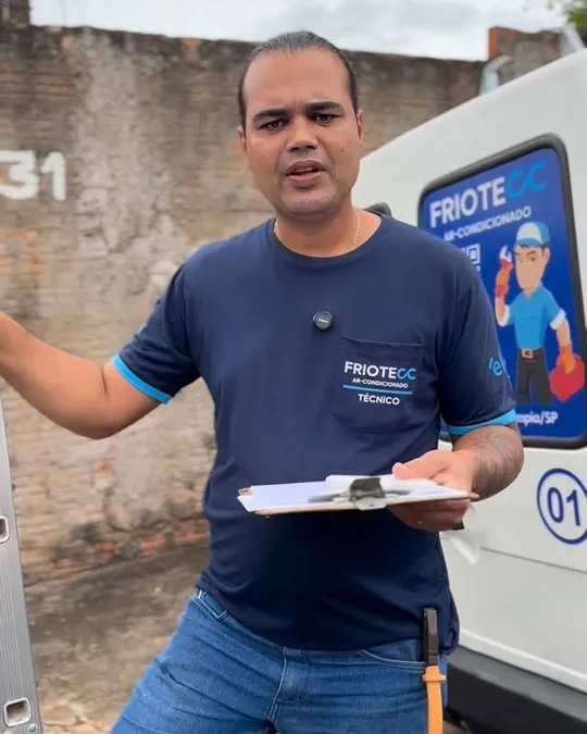 Técnico com prancheta durante vistoria