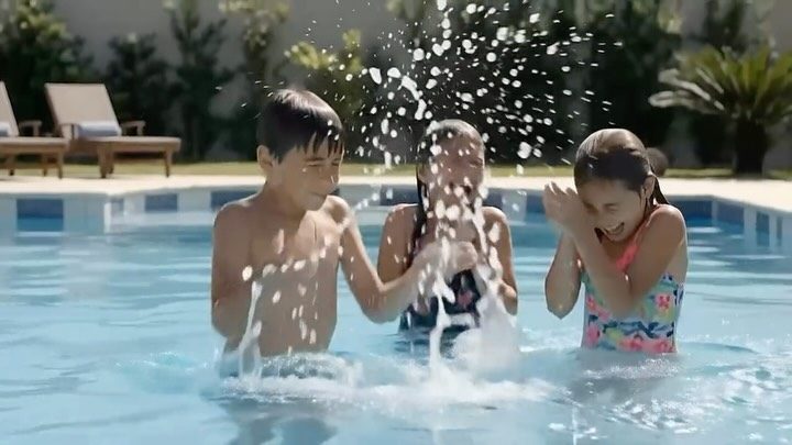 Crianças brincando na piscina