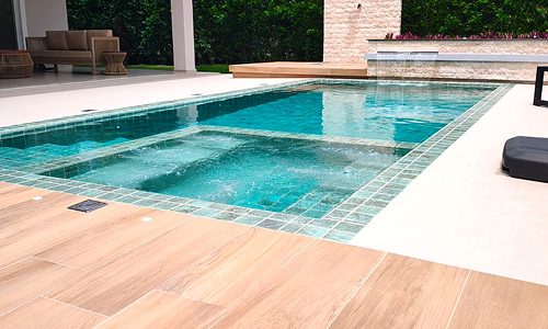 Piscina com deck amadeirado