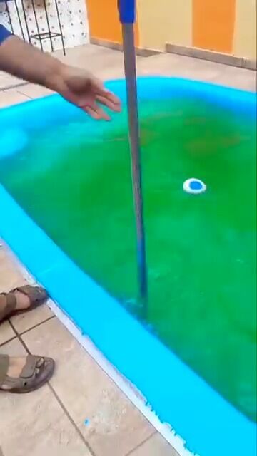 Piscina com água verde antes da recuperação