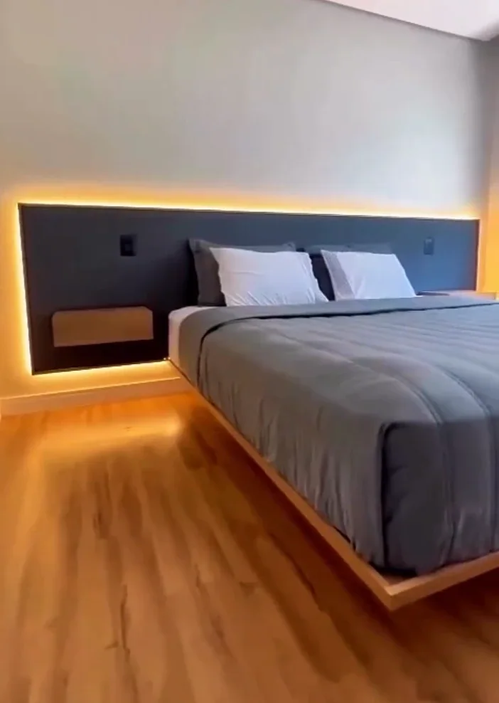 Quarto com cama flutuante e iluminação embutida