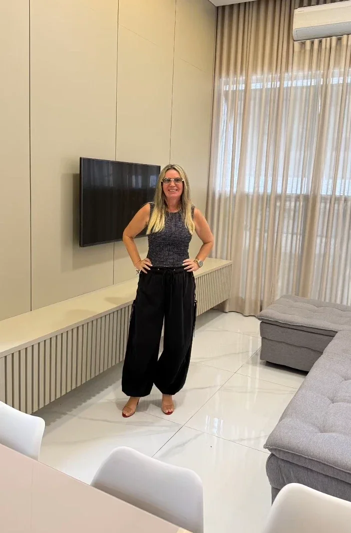 Rosilene em uma sala entregue com painel bege e rack ripado suspenso
