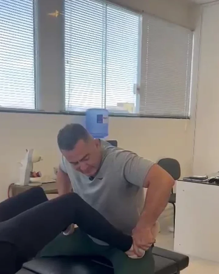 Paciente fazendo exercício de fortalecimento com o acompanhamento do Vladimir